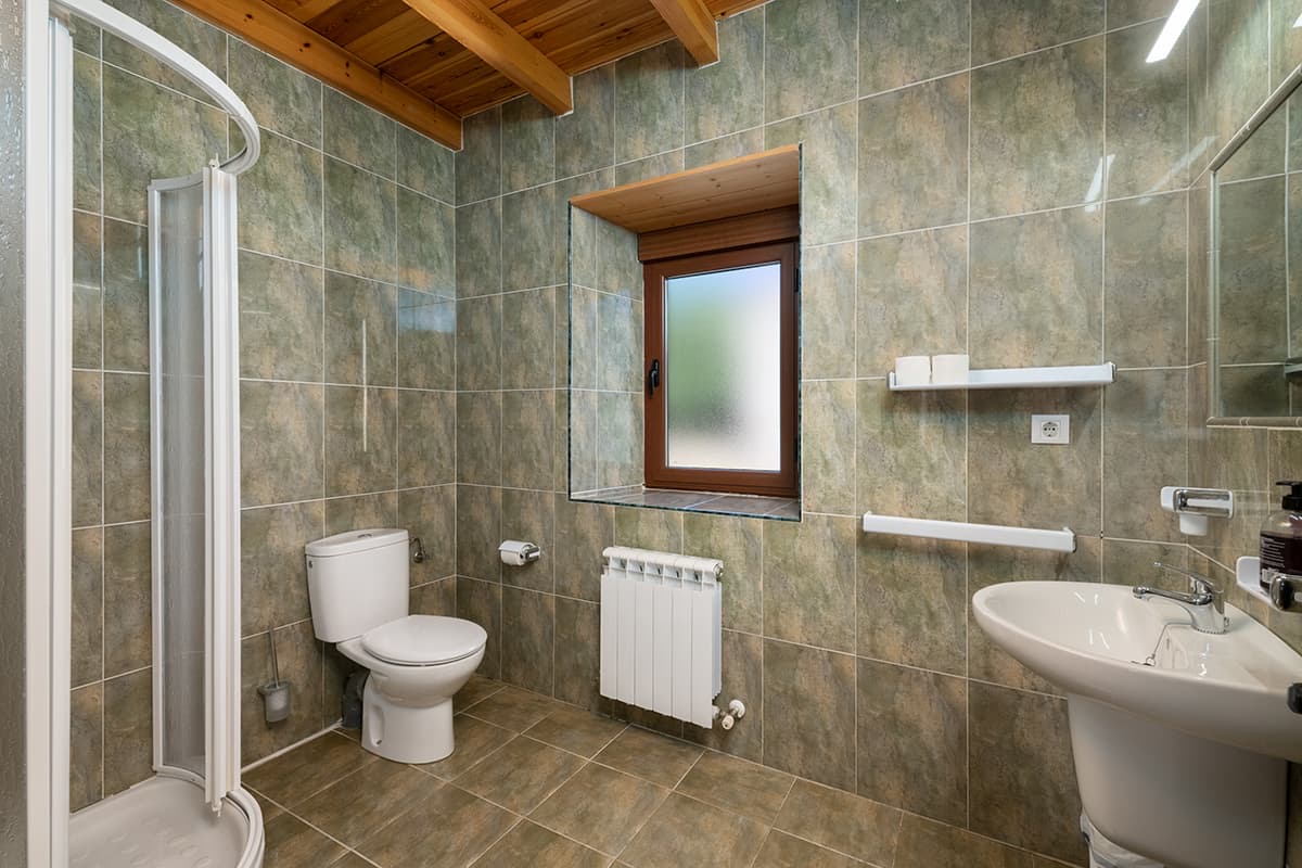 Bagno con doccia al piano superiore di Casa Acebo