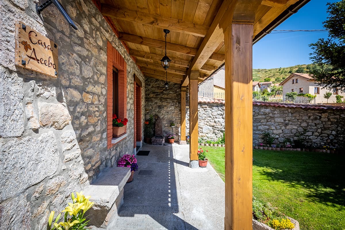 Portico in legno e ingresso di Casa Acebo