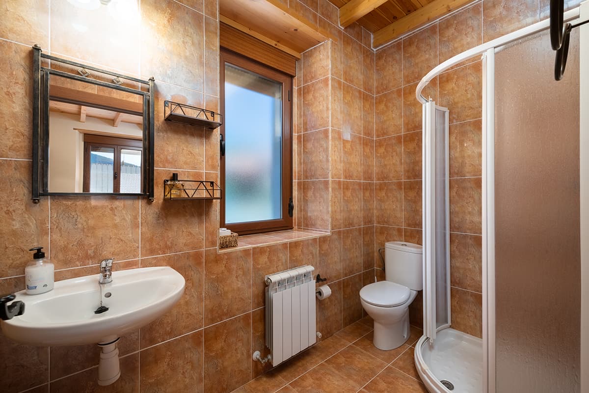 Salle de bain privée avec douche à Casa Arianes