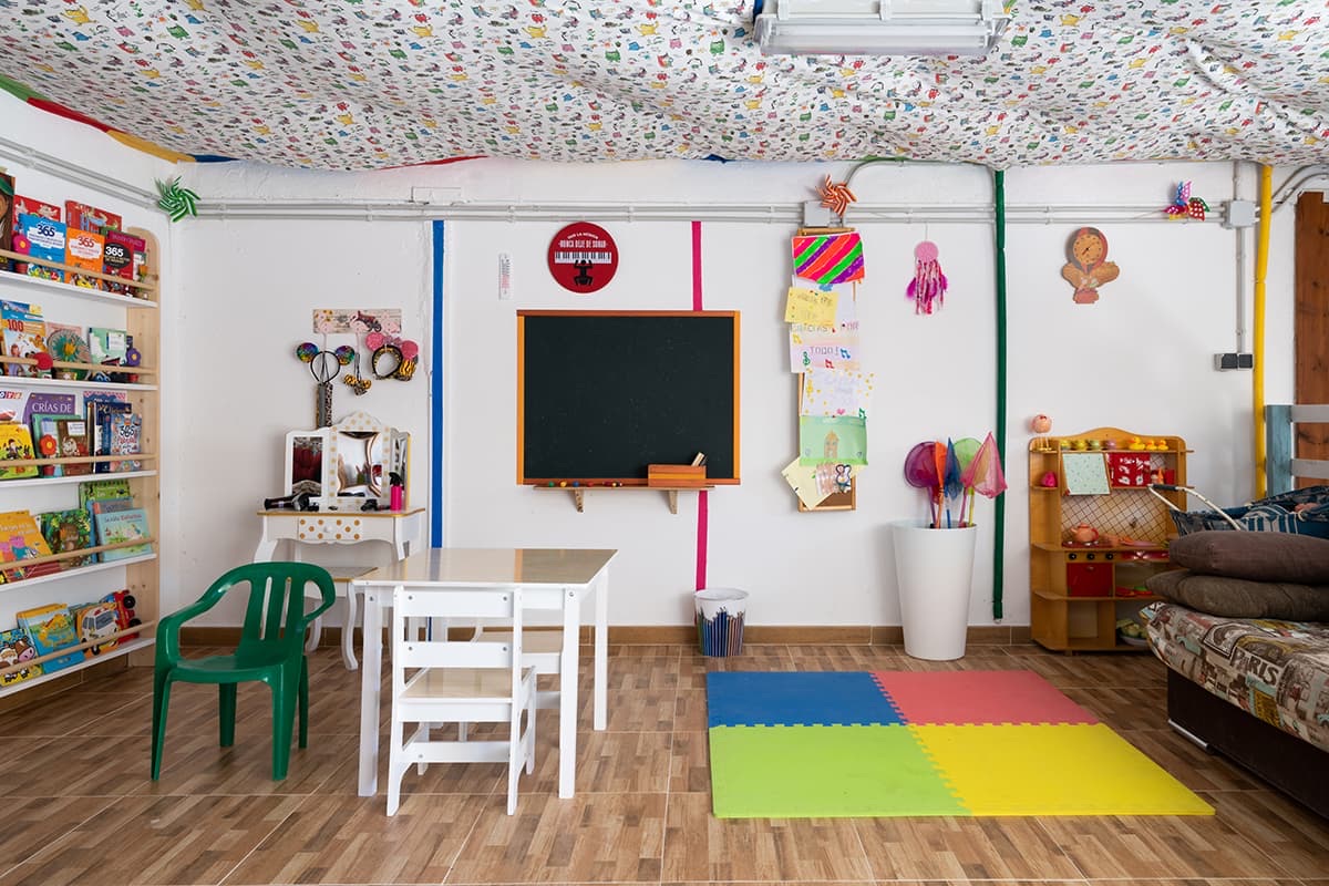 Salle de jeux commune de Solapeña avec jeux et livres