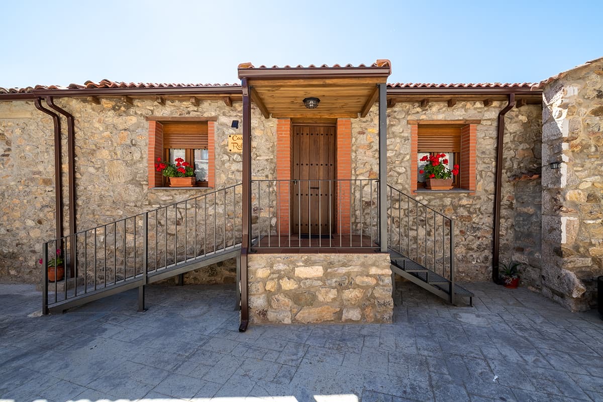 Fassade und barrierearmer Eingang der Casa Roble