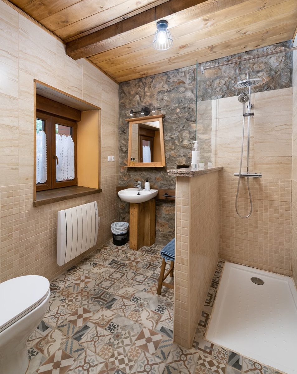 Barrierearmes Bad mit Dusche der Casa Roble
