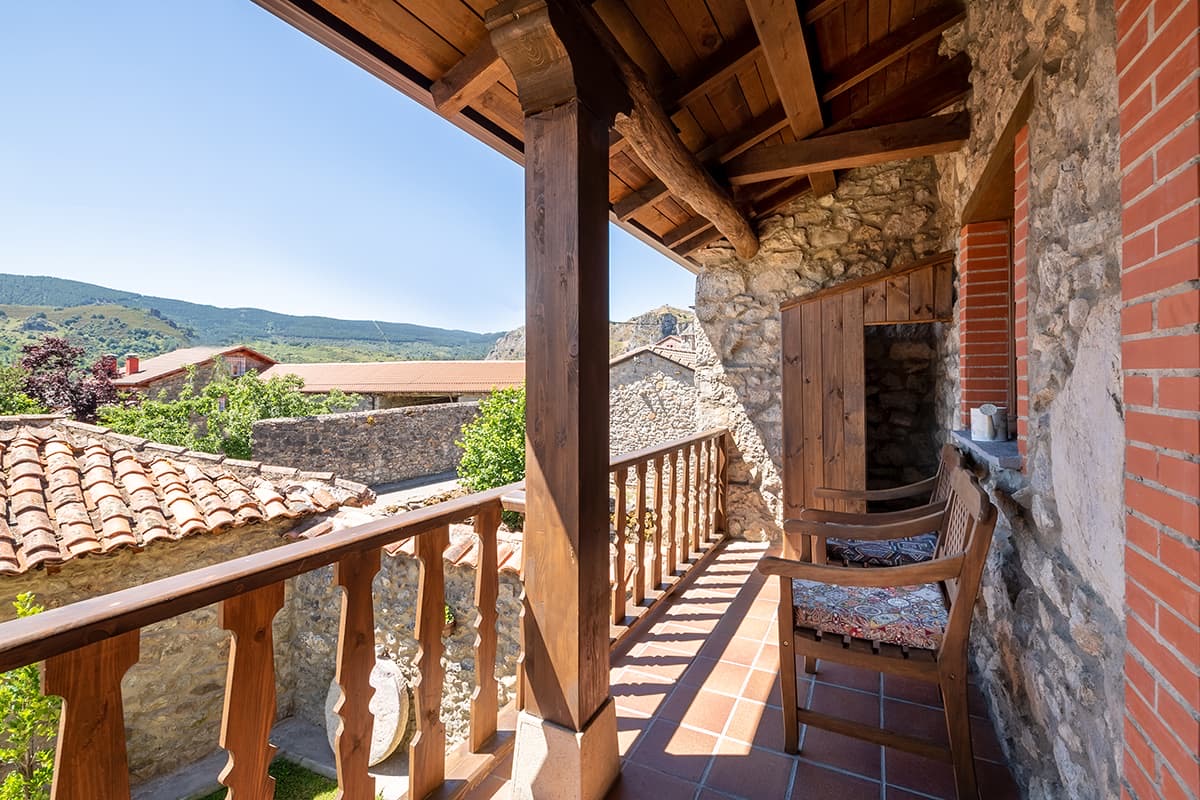 Überdachte Terrasse der Casa Roble mit Bergblick