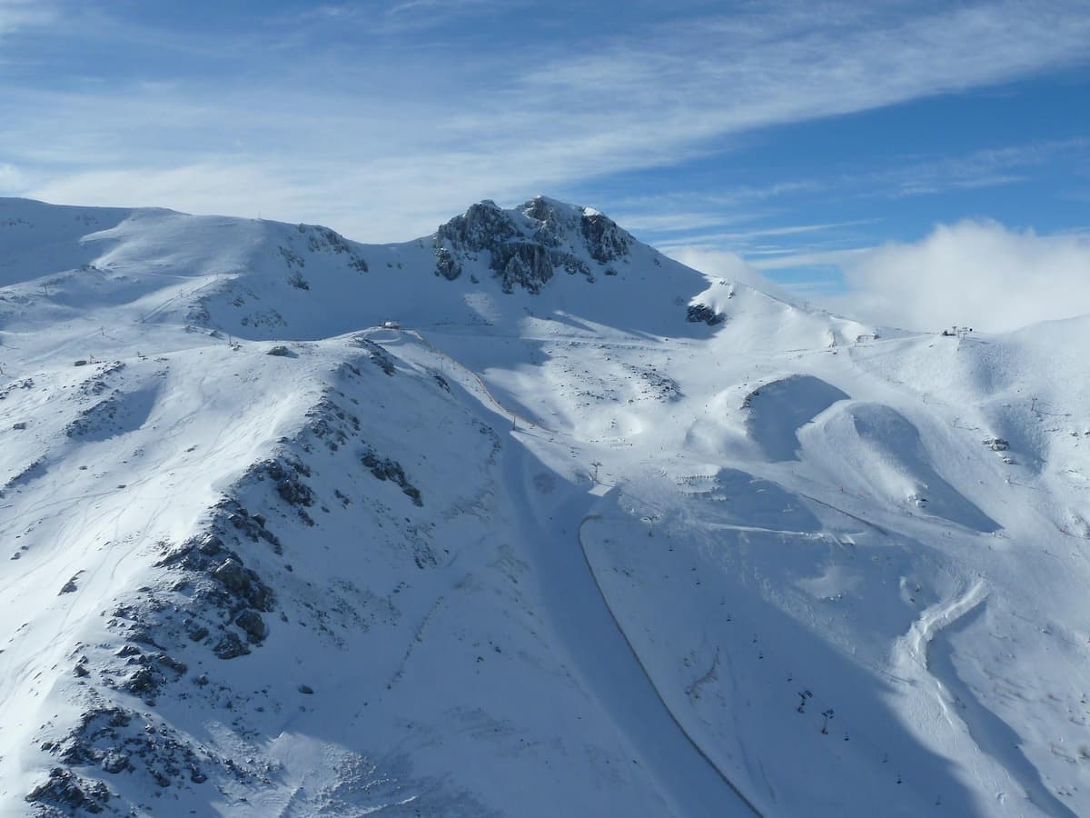 Montagne innevate di San Isidro vicino a Pallide