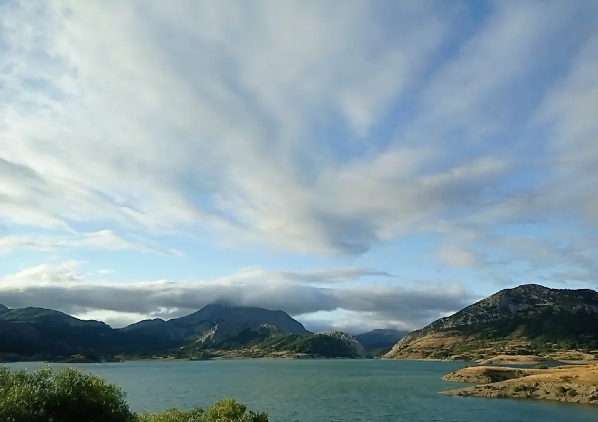 Embalse del Porma rodeado por las montañas cerca de Pallide, León