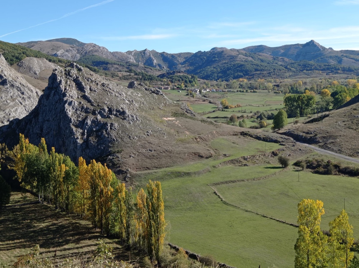 Valle di Pallide tra le montagne in autunno