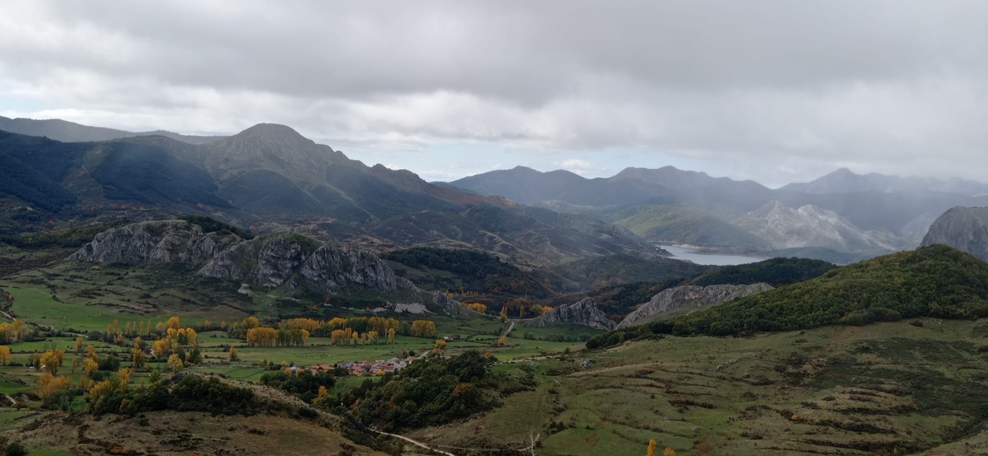 Vista panoramica sulla valle, sul lago e sulle montagne di Riaño a León