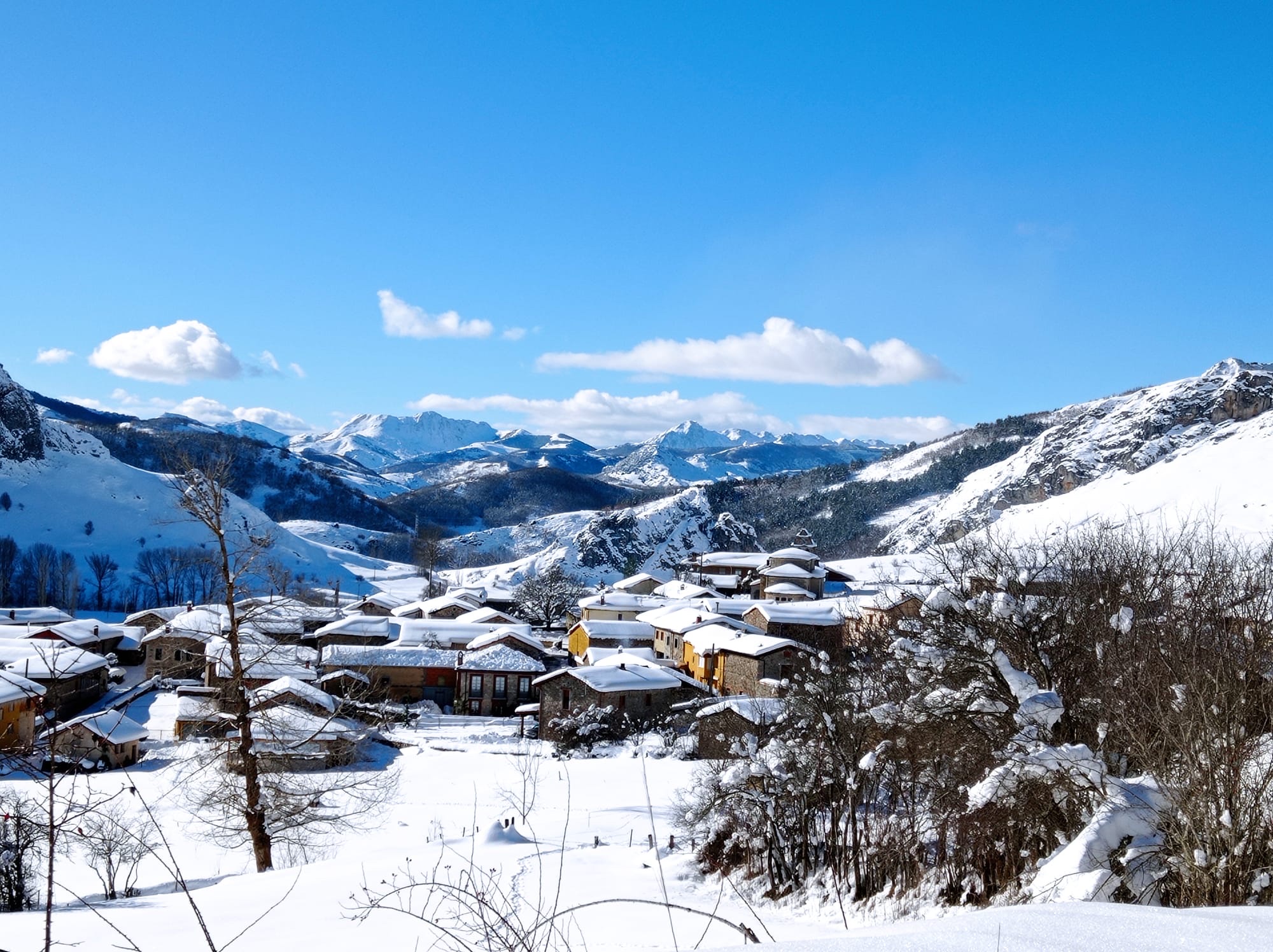 Pallide innevata tra le montagne di León
