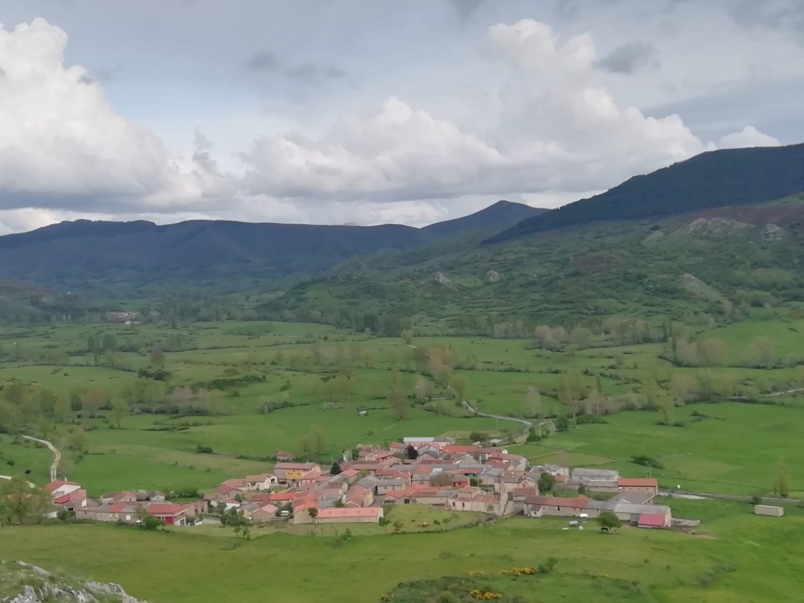Il paese di Pallide circondato dalle montagne della valle di Reyero