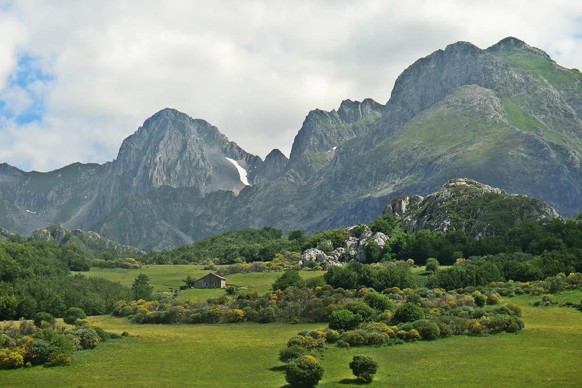 Vette del massiccio del Mampodre nella montagna leonese