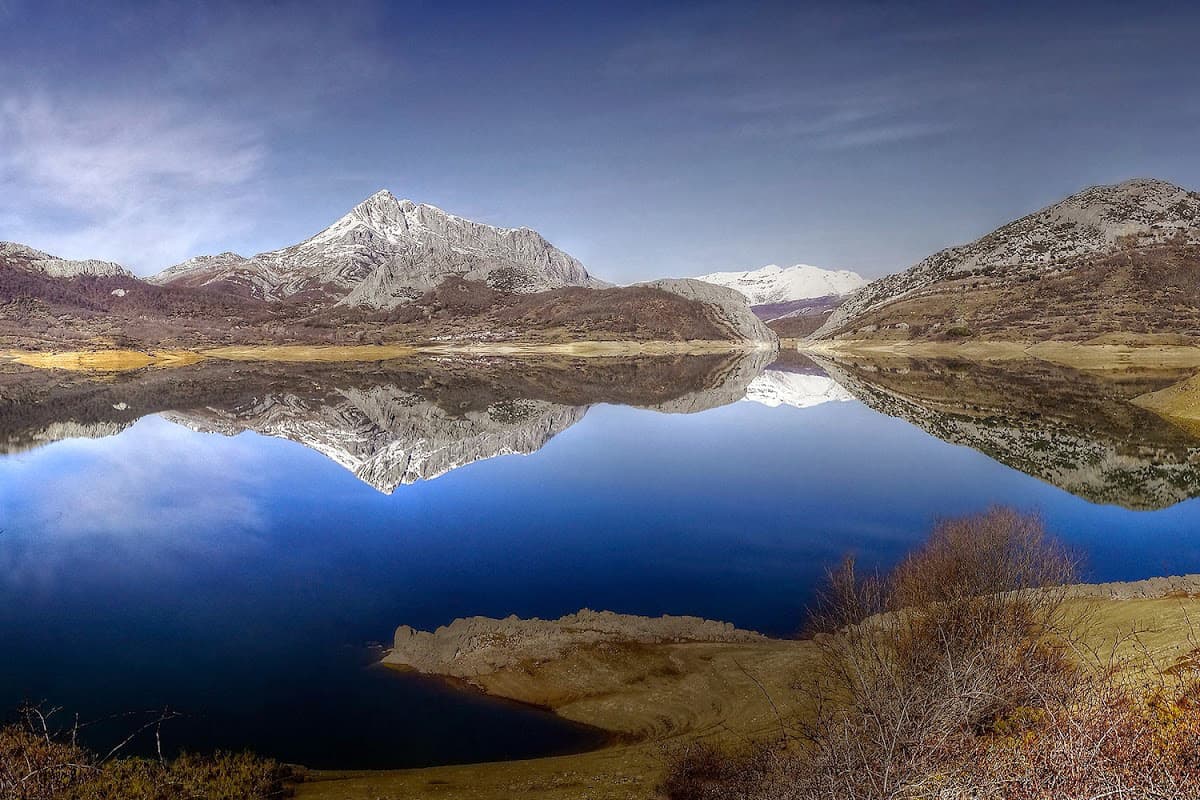 Acque del Porma tra le montagne vicino a Solapeña