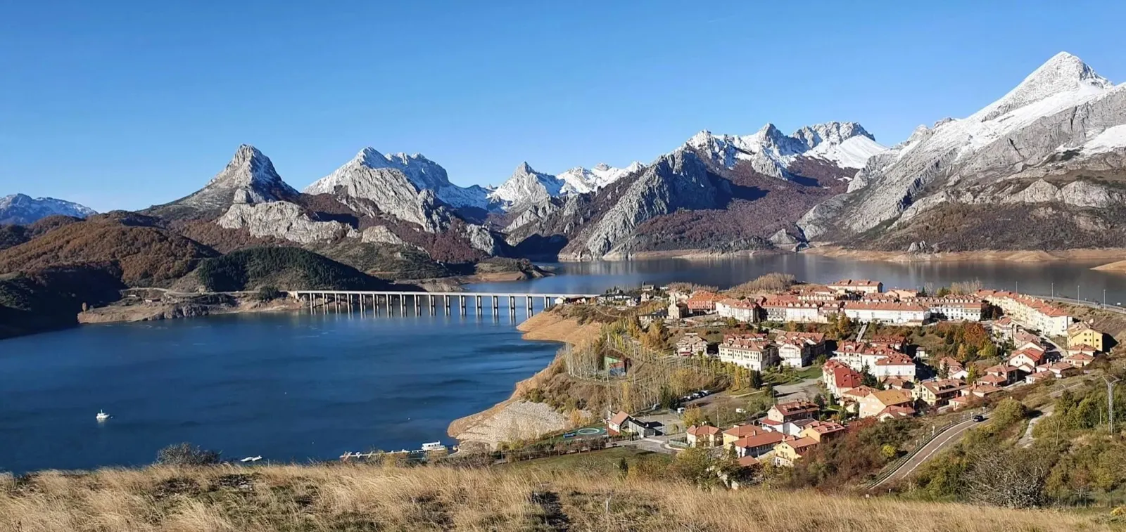 Embalse de Riaño rodeado por las cumbres de la montaña leonesa